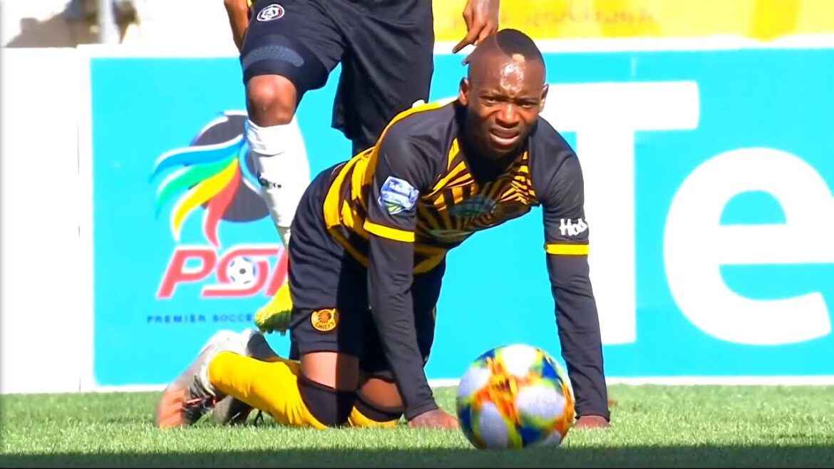 Khama Billiat covers Thembinkosi Lorch after doing wrong to him. Many thought that Khama is going to fight fire with fire but he only splashed water on the event and forgot everything and spoke good and avoided divisions.