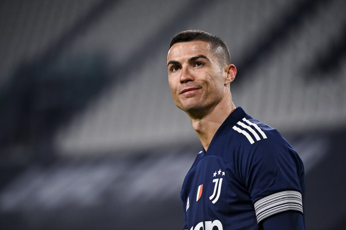 Manchester United in advanced talks to sign Cristiano Ronaldo