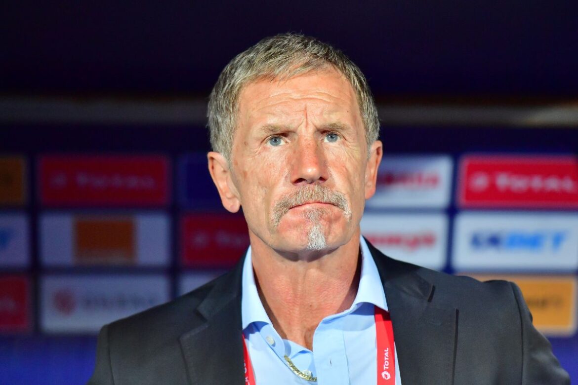 Stuart Baxter on Kaizer Chiefs transfers . Amakhosi listed Lazarous Kambole on their market place so the player is for sale, anytime if a good offer comes then Lazarous Kambole is gone. But what amazed people is that Lazarous Kambole was on the beach for Amakhosi but they did not use him.